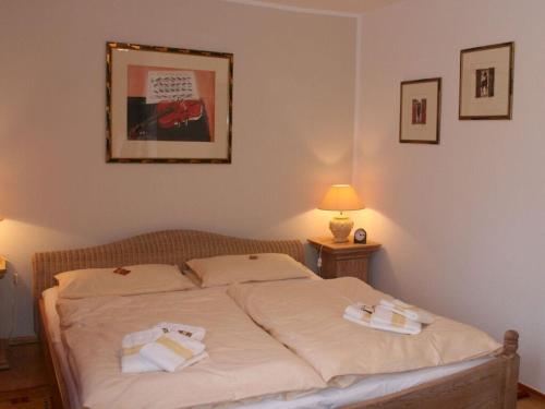 um quarto com uma cama com duas toalhas em Holiday apartment Seagull em Bad Saarow