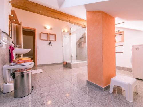 een badkamer met een douche, een wastafel en een toilet bij Lovely apartment in Lenggries in Lenggries