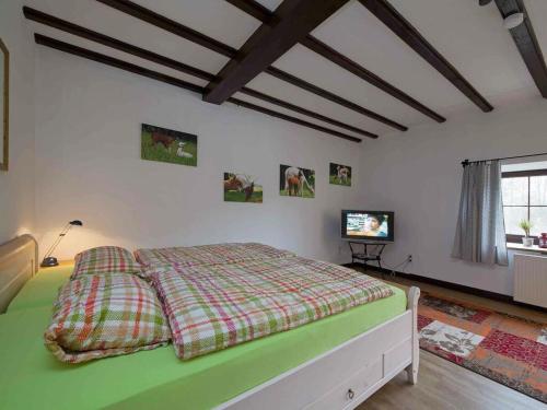 Un pat sau paturi într-o cameră la Holiday apartment Alpakahof Blomberg