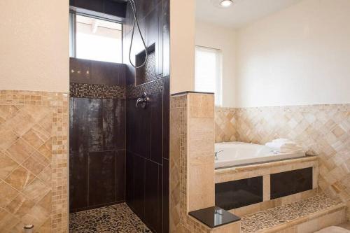 Das Bad ist mit einer Dusche und einer Badewanne ausgestattet. in der Unterkunft Stunning 6BR I 4BA Luxury Haven I 31 nights min stay I in Las Vegas