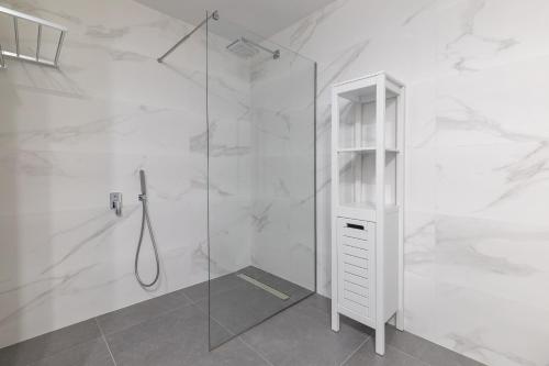 een badkamer met een douche en een glazen deur bij ApartUP Turia River Park in Valencia