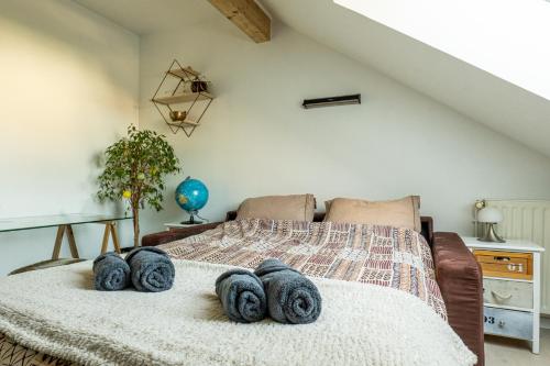 - une chambre avec un lit et des serviettes dans l'établissement La Belle Vue : Duplex avec Terrasse,Jardin,Parking, à Annecy