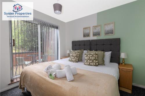 - une chambre avec un lit avec deux animaux rembourrés dans l'établissement Tetuan House - Syster Properties - Work -Family - Groups Leicester LE3, à Leicester