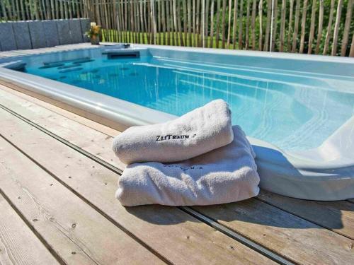 un mucchio di asciugamani seduti accanto alla piscina di Appealing apartment in Elzach-Yach 