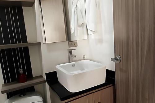 Koupelna v ubytování 503 Moderno Aparta-Suite en Versalles Tipo Loft - Cali Tower Suites & Lofts