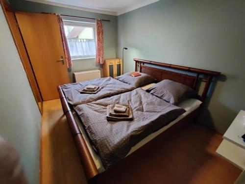 a bedroom with a bed with two towels on it at Gemütliche Bauernkate für 4 mit Kachelofen in Lelkendorf