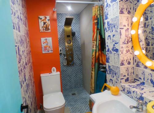 Bilik mandi di 50's Carthago Rock Experiencias Carthago Tematizadas