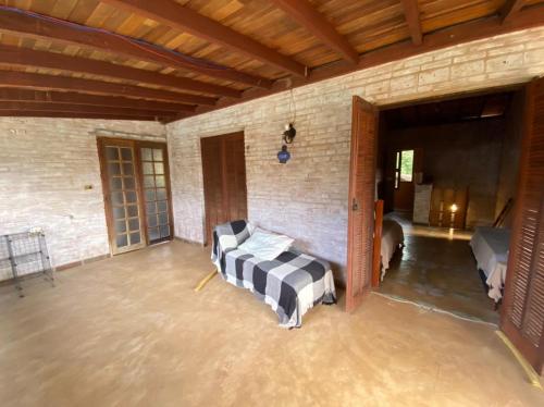 ein Wohnzimmer mit einem Sofa in einer Ziegelwand in der Unterkunft divino aconchego unicamp in Campinas