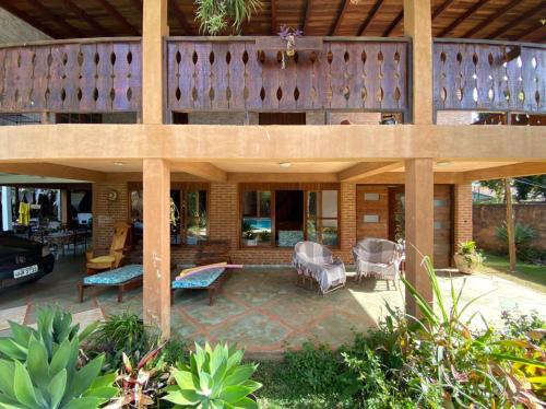 une maison avec une grande terrasse et un patio dans l'établissement divino aconchego unicamp, à Campinas