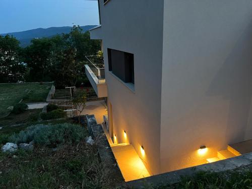 Elena relax for 4, hike and bike