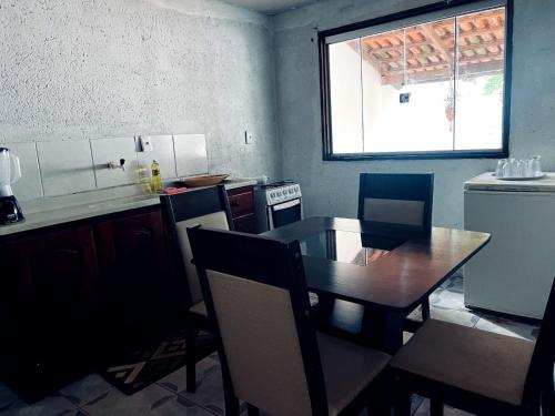 een keuken met een houten tafel en een tafel en stoelen bij Casa Tamboril in Sao Jorge