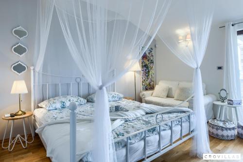 een slaapkamer met een hemelbed bij Campi in Marčana
