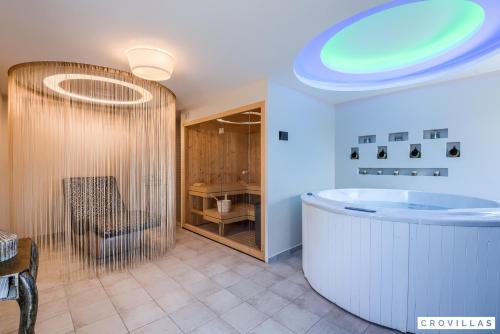 bagno con vasca, tavolo e sedia di Campi a Marčana