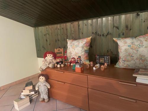 ルッシにあるLa Soffittaの部屋のドレッサーに座る人形2人形