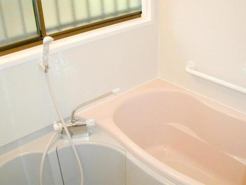 a bath tub in a bathroom with a window at Cottage Karuizawa - Vacation STAY 07556v in Oiwake