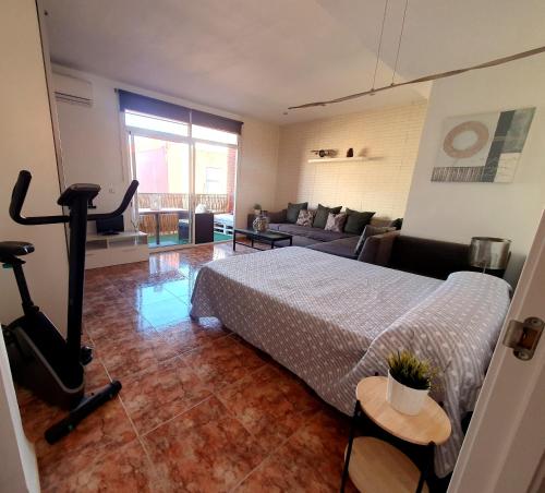 una camera con letto e un soggiorno di Albufera Rooms a Valencia