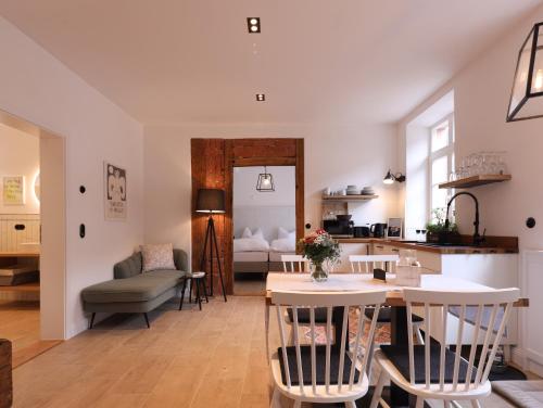 een keuken en een woonkamer met een tafel en stoelen bij Zum Tausendsassa in Edesheim