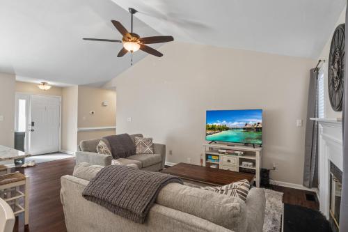 uma sala de estar com um sofá e uma televisão de ecrã plano em Time To Relax in Raleigh em Raleigh