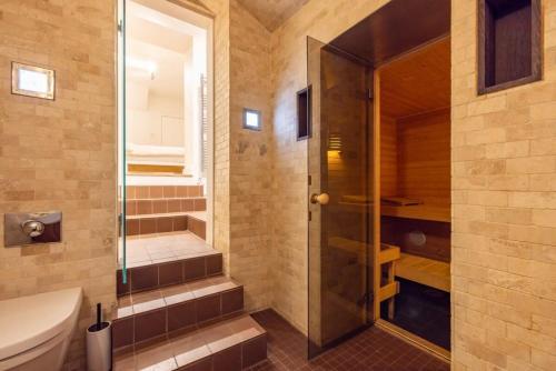 a bathroom with a walk in shower and a toilet at Welcoming Flat with Sauna - Paddington in London