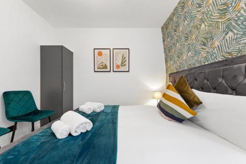 מיטה או מיטות בחדר ב-Modern One Bedroom Flat - Sleeps 3 - Near London Zoo, Regent's Park, Camden Market - London NW3 Finchley Road
