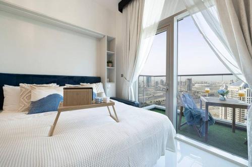 um quarto com uma cama e uma grande janela em Dubai Sleek & Cozy Space no Dubai