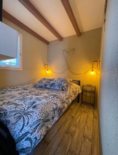 - une chambre avec un lit et deux lumières sur le mur dans l'établissement Appartement Saint Pierre la mer vue Mer, à Fleury