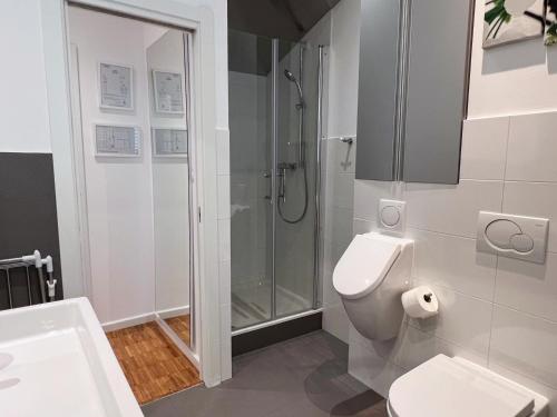 uma casa de banho com um chuveiro, um WC e um lavatório. em Central Modern Apartment Near the Beach em Split