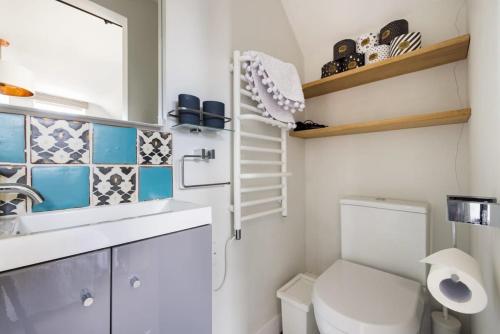 a small bathroom with a toilet and a sink at The Lavender Folly - Cosy Accommodation Alresford in New Alresford