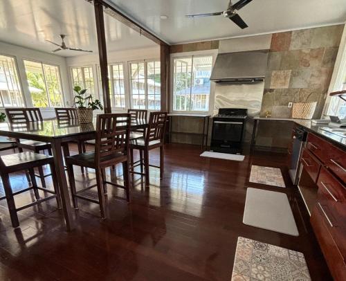 a kitchen with a table and chairs and a stove at Casa Randa espaciosa y encantadora cerca a canal in Panama City