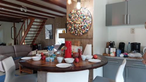 een keuken met een houten tafel en een eetkamer bij vakantiewoning Clair de lune minimum 2 nachten in La-Roche-en-Ardenne