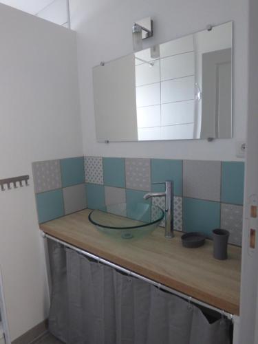 een badkamer met een wastafel en een spiegel bij Ty Maez - Calme et confort à Sarzeau- Les Gites de Rhuys in Sarzeau