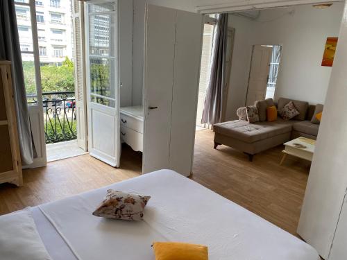 チュニスにあるAppartement Central - Bourguiba 2e Étageのベッドとリビングルームのある寝室