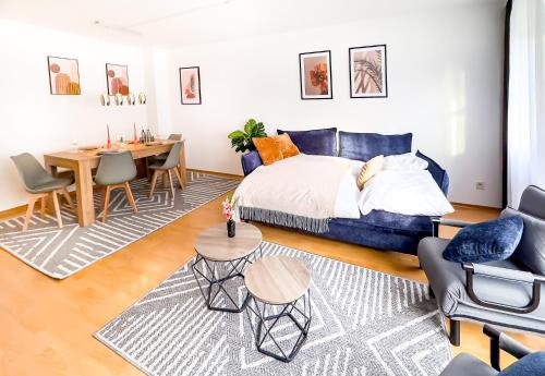 een slaapkamer met een bed en een tafel en stoelen bij Zentrum, 3 Zi, Tiefgarage, smart TV, WLAN, Netflix, Küche in Augsburg