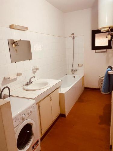 a bathroom with a washing machine and a sink at Résidence NATANGUE 1 - Studio La Bella in Sali Nianiaral