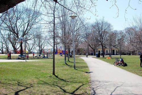 um parque com uma luz de rua e pessoas no parque em Davenport Basement Apt with Private Patio em Toronto