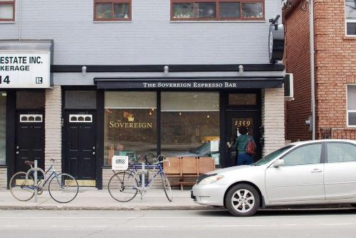 um carro estacionado em frente a uma loja com bicicletas estacionadas fora em Davenport Basement Apt with Private Patio em Toronto