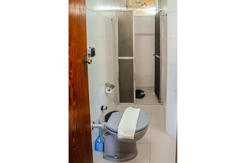 ein Bad mit einem WC und einer Dusche in der Unterkunft Apto confortável próximo a Praia do Forte CEE202 in Cabo Frio