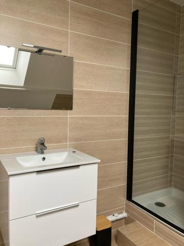 Photo de la galerie de l'établissement Chambre à louer avec grand lit 160 par 200 au Mans, au Mans