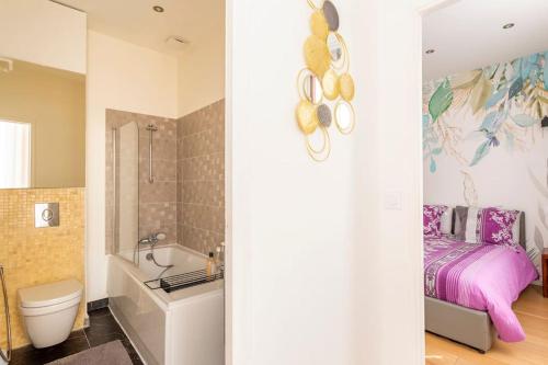 La salle de bains est pourvue d'un lit, de toilettes et d'une baignoire. dans l'établissement Cosy home, à Nogent-sur-Marne