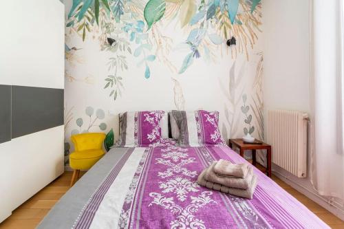 - une chambre avec un lit violet et une couverture violette dans l'établissement Cosy home, à Nogent-sur-Marne