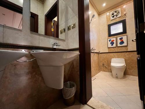 uma casa de banho com um lavatório e um WC em Khozama AlNahda em Jeddah
