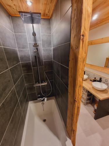 une salle de bain avec une baignoire et un lavabo dans l'établissement Appartement chalet montagne cosy 8 places, à Réallon