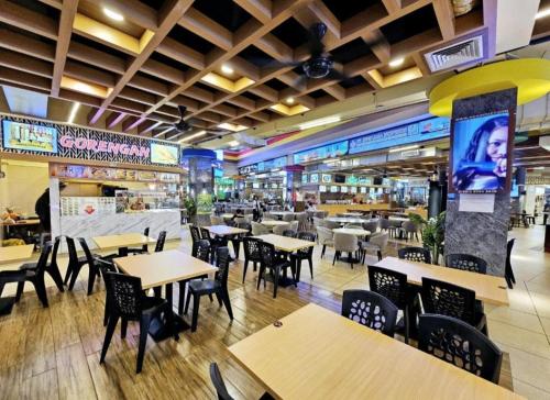 a restaurant with tables and chairs and a cafeteria at Apartemen Nagoya Thamrin Tower B lvl 12 Free Netflix in Nagoya