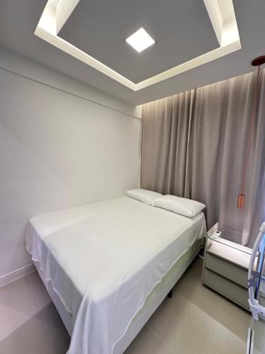 Habitación hospitalaria con cama con sábanas blancas en Apartamento lindo e completo em Salvador en Salvador