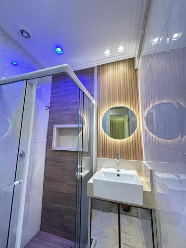 La salle de bains est pourvue d'un lavabo et d'une douche. dans l'établissement Apartamento lindo e completo em Salvador, à Salvador