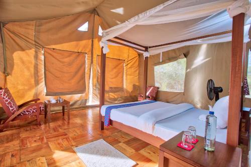 Bora Bora Luxury Tented Camp Diani Beachにあるベッド