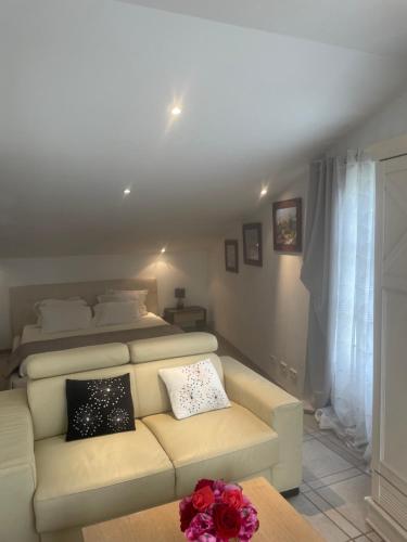 ein Wohnzimmer mit einem Sofa und einem Bett in der Unterkunft Villa avec piscine vue sur la mer in Cannes