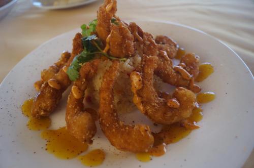 un plato blanco de comida con camarones en una mesa en Hotel Yauco, en Rosario