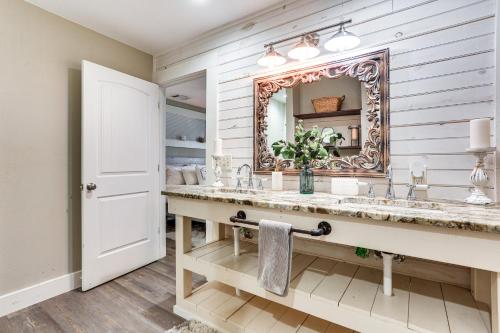 Gambar di galeri bagi Pottsboro Home with Patio and Grill about 1 Mi to Lake! di Willow Spring