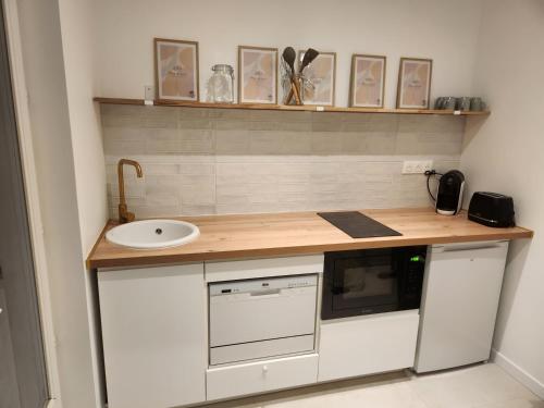 - une cuisine avec un plan de travail, un évier et un évier dans l'établissement Cottage du Fort 50 mètres de la plage, à Le Portel